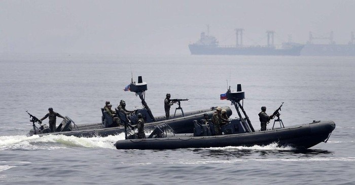 Hải quân Mỹ và Philippines tiến hành diễn tập liên hợp ngày 28 tháng 6 năm 2013 trên Biển Đông